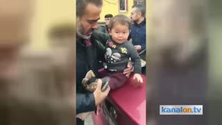Ayakkabı hediye edilen miniğin tarifsiz mutluluğu