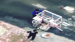 Ekmek tekneleri devrilen çocuklara vatandaştan yürekleri ısıtan yardım