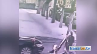 Küçük çocuktan bayrağa öpücüklü selam