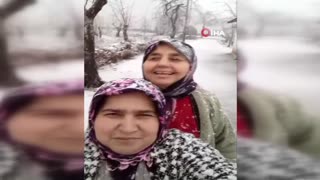 Karın tuttuğunu gören teyzelerin heyecanı gülümsetti