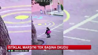 İlkokul öğrencisi soğuk havaya rağmen İstiklal Marşı’nı tek başına okudu