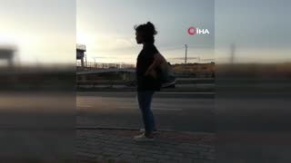 Üst geçidi kullanmayan hemşireye otomobilin çarpma anı kamerada