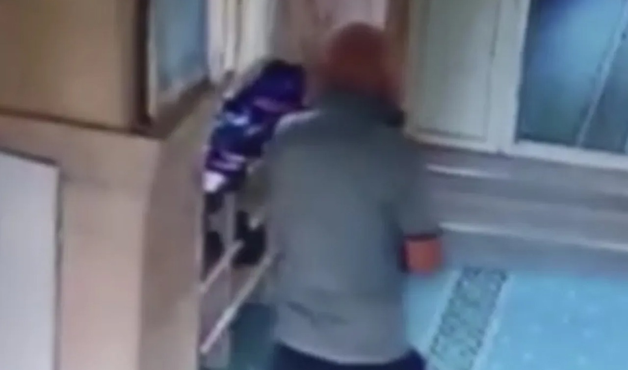 Camide ayakkabıları tek tek inceleyen hırsız beğendiklerini çalıp kaçtı