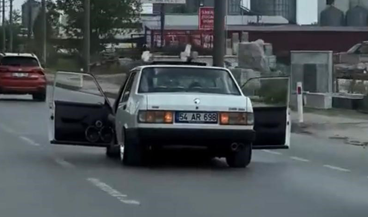 Trafikte akıl almaz anlar: Son ses müzikle kapıları açık vaziyette seyretti