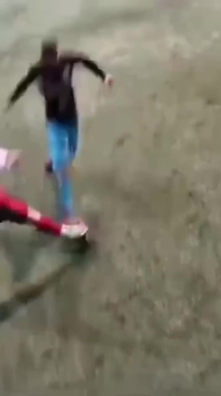 tribünler futbolu unuttu, spikerin esprilerine kilitlendi!