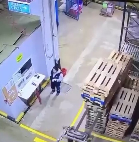 Kadın çalışan paletlerin altında kalmaktan son anda kurtuldu