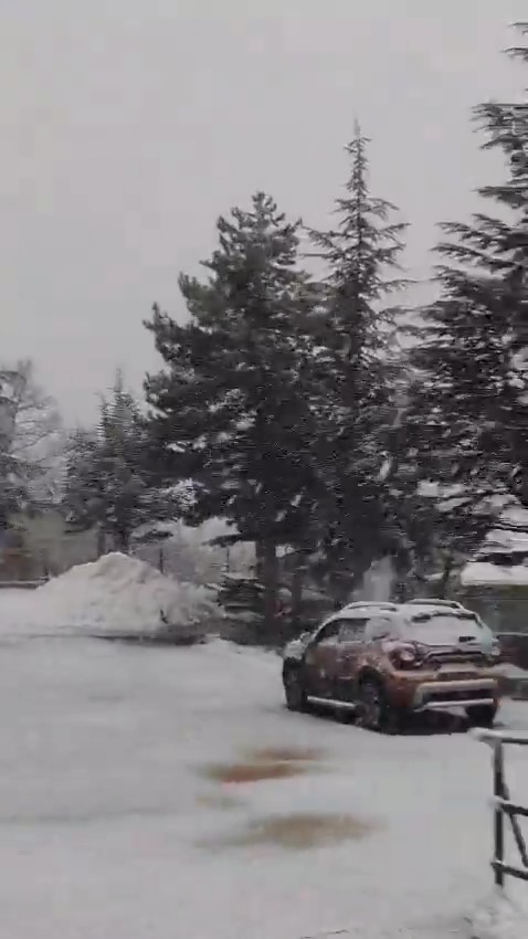 Konya’nın bir ilçesi beyaza büründü: Lapa lapa kar yağışı kamerada! 