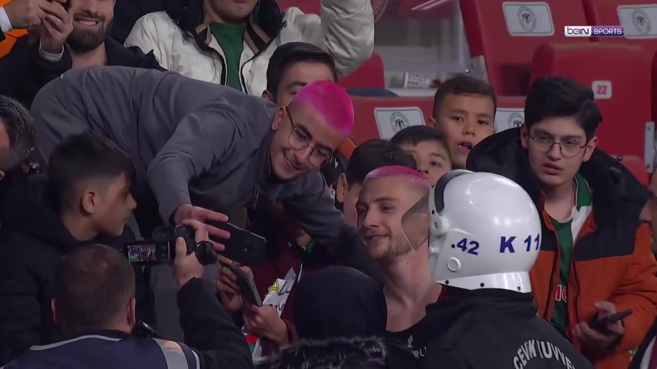 Pembe saçlar Konyaspor tribünlerinde buluştu 