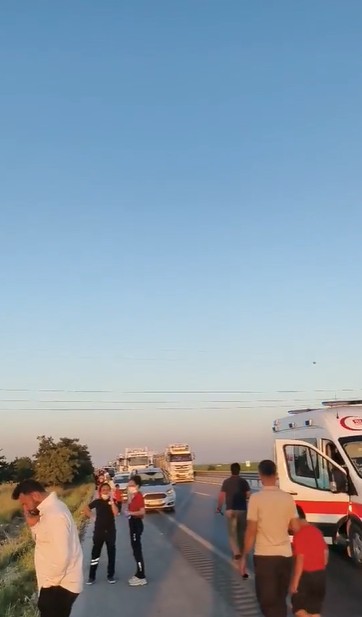 Konya’da kontrolden çıkan kamyon orta refüjü aşıp şarampole devrildi! 1 yaralı 