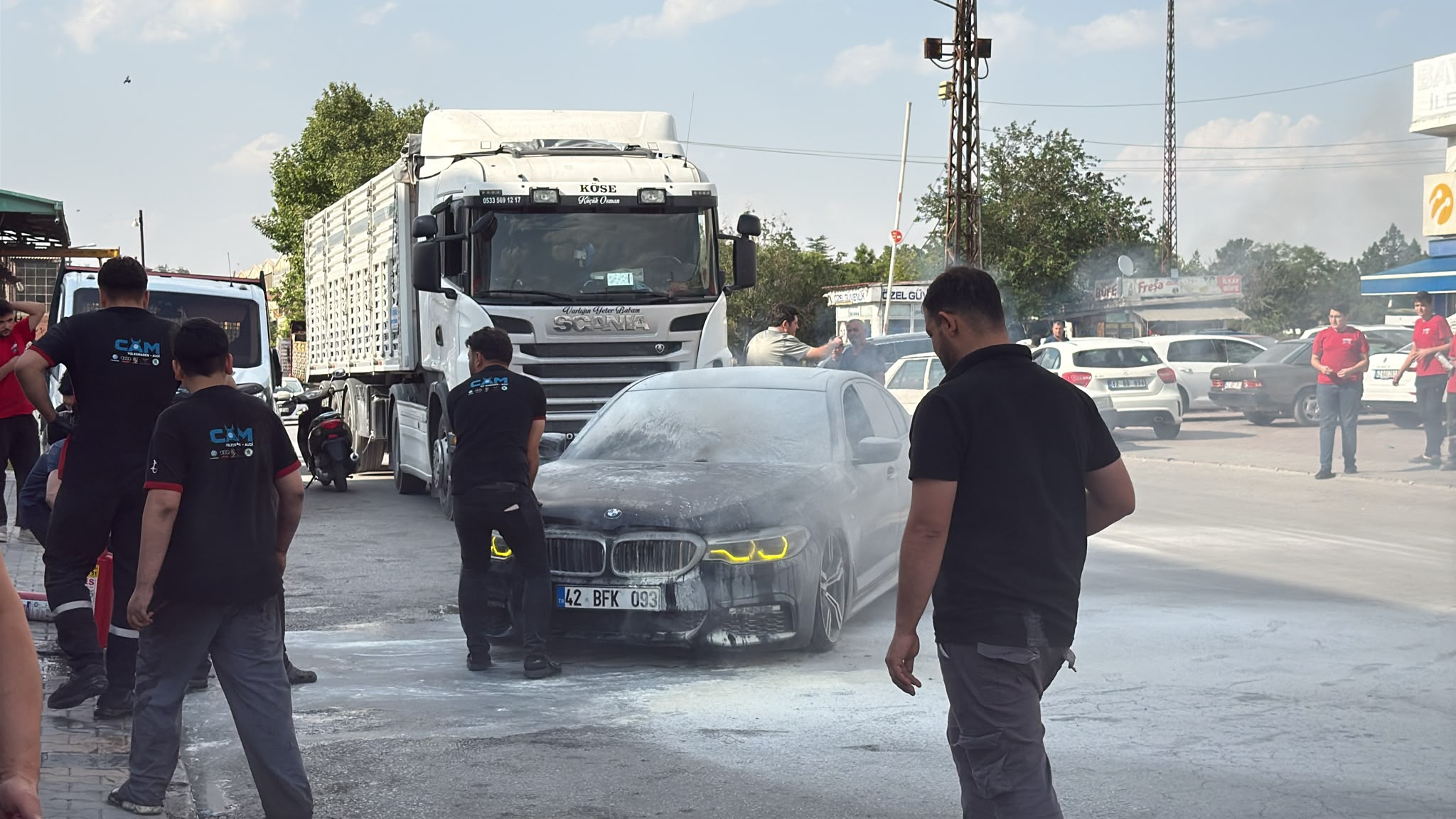 Konya Zafer Sanayi’de otomobil yangını paniğe neden oldu